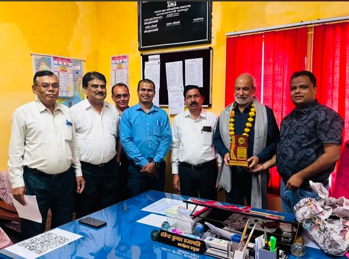 छतरपुर में डॉ. सुनील केशव देवधर के सम्मान में अभिनंदन समारोह एवं काव्य गोष्ठी